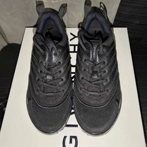 *NEW* GIVENCHY 1 RUNNER BLACK Size 39